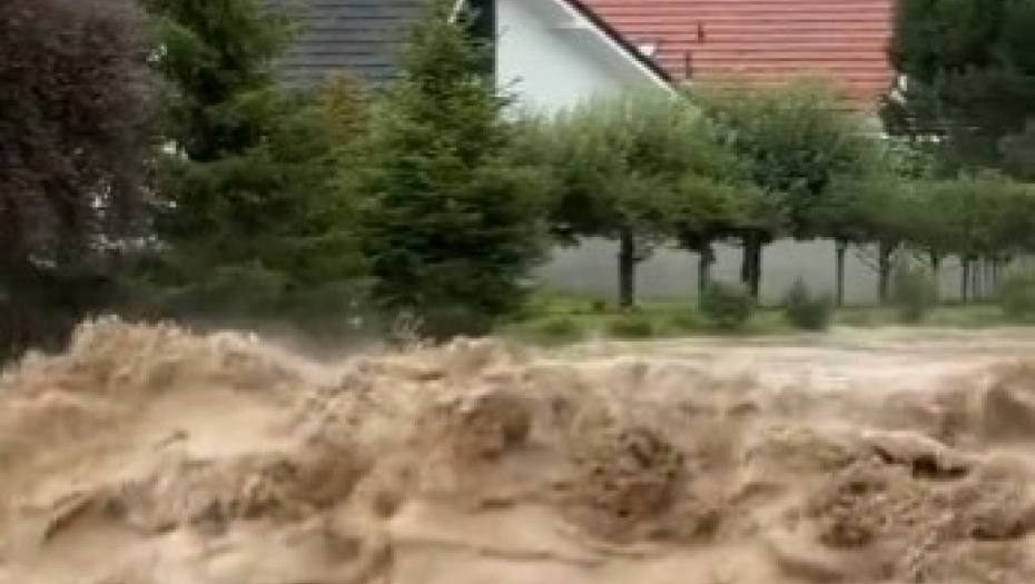NAJSTRAŠNIJI SNIMAK POPLAVE U SLOVENIJI Uništeni putevi, srušeni mostovi, poplavljene kuće i zgrade, hiljade ljudi evakuisano (VIDEO)