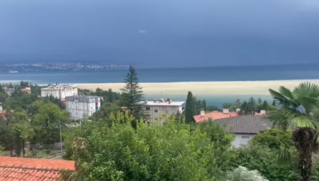 GRIZLA GA PO LICU, HITNO PREVEZEN U BOLNICU Barakuda napala Slovenca u Hrvatskoj