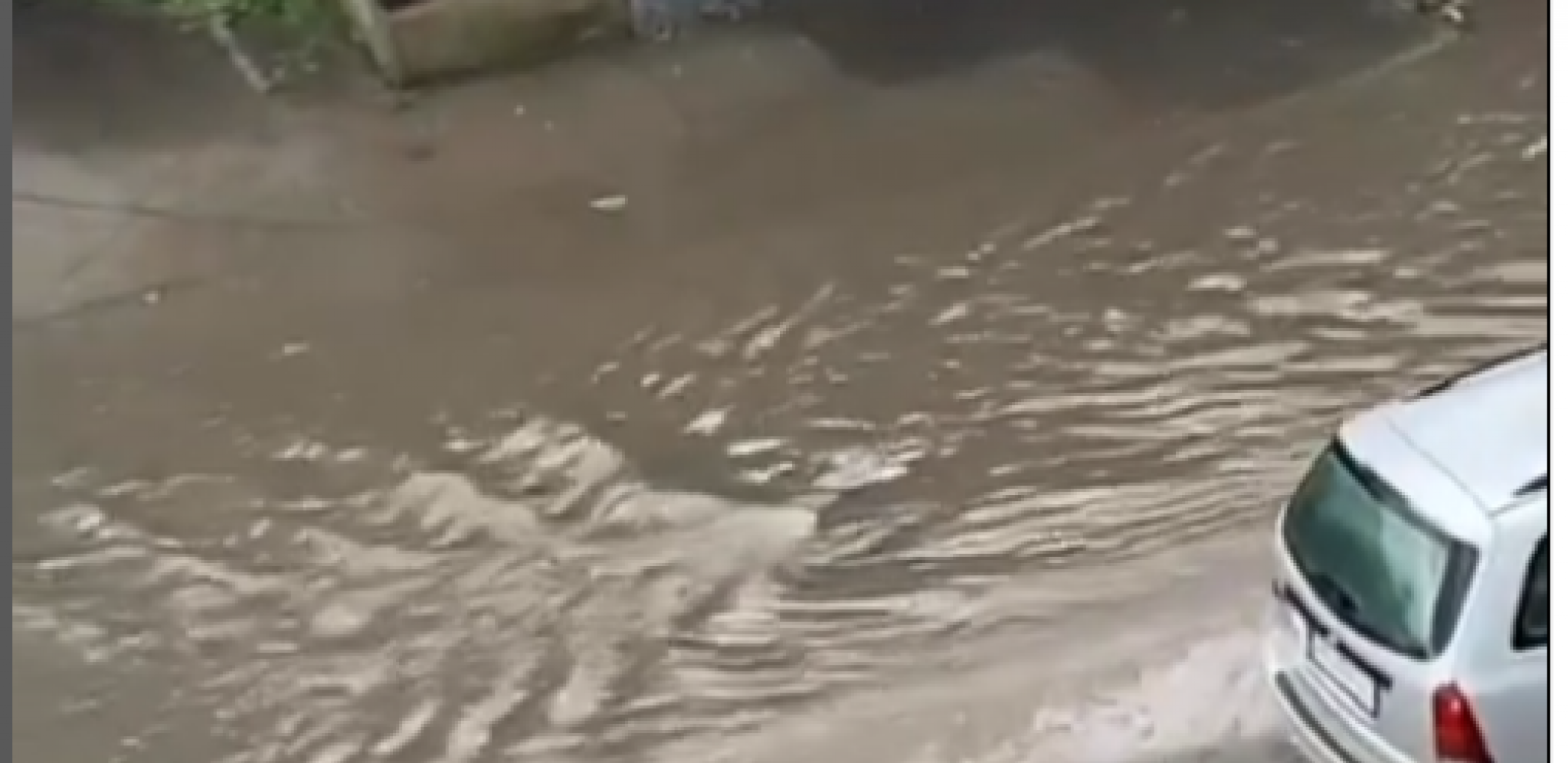 UŽAS U LAJKOVCU NAKON NEVREMENA Ulice pod vodom, automobili se bore da prođu (VIDEO)