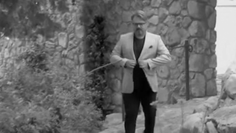 PEVAČ PRONAĐEN MRTAV U STANU Imao je samo 46 godina, bio u dugovima do guše!