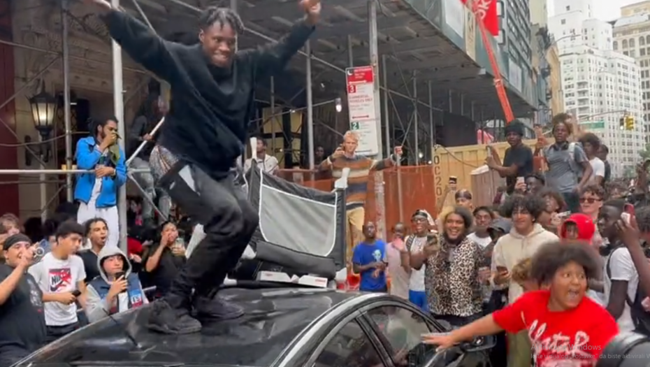 INFLUENSER KENAT NARAVIO OPŠTI HAOS NA MENHETNU Deljenje poklona preraslo u najstrašnije divljanje (VIDEO)