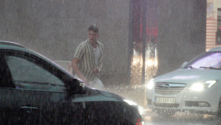 RHMZ IZDAO NOVO HITNO UPOZORENJE Ovi delovi Srbije su "ušli u crveno", sklanjajte se sa ulica