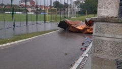 ALARMANTNO STANJE U TELEOPTIKU POSLE NEVREMENA Delovi krova na sve strane, ogromna količina vode prodrla u restoran (VIDEO)
