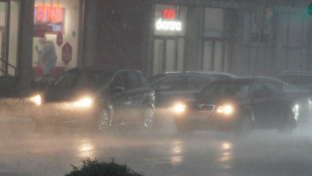 POPLAVLJENE ULICE U NIŠU Nevreme izazvalo haos, kiša napravila mini jezera