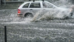 GROM PRESEKAO BANDERU NA POLA Olujni ciklon ide ka Srbiji, automobili pod vodom!
