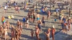 NADREALNA SCENA NA PLAŽI U ULCINJU Kad su čuli pesmu sa razglasa turisti stali kao ukopani