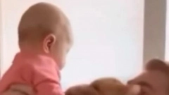 OTAC KRENUO DA SE POIGRA SA ĆERKICOM, A ONDA JE ON STAO IZMEĐU NJIH (VIDEO)