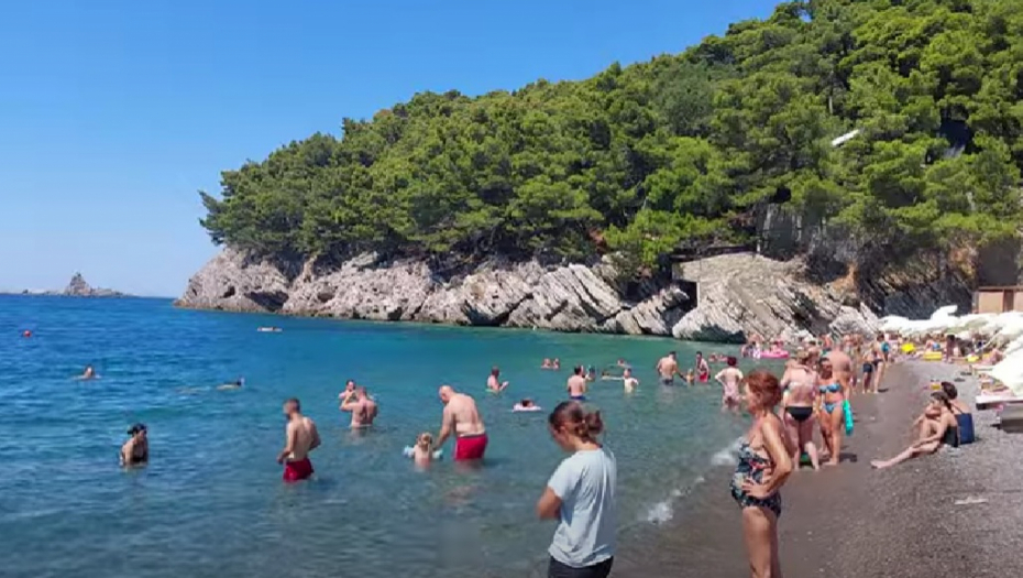 Jedna od lepših CG plaža naplaćuje 30 EVRA za ležaljke, ali sledi još HLADNIH TUŠEVA