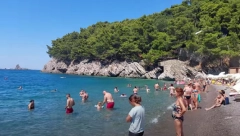 Jedna od lepših CG plaža naplaćuje 30 EVRA za ležaljke, ali sledi još HLADNIH TUŠEVA