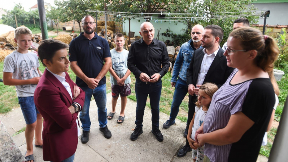 DRŽAVA NEĆE OSTAVITI SVOJE GRAĐANE NA CEDILU Premijerka u Bačkoj Palanci posetila porodicu stradalog dečaka (FOTO)
