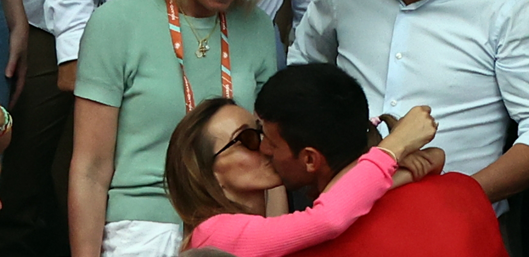 OVO SE ZOVE ČISTA LJUBAV Novak i Jelena se ljubili na terenu (FOTO)