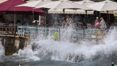 USRED POTOPA U CRNOJ GORI UŠLI U MORE DA SE KUPAJU "Dovode svoj, a i život spasioca u pitanje" (VIDEO)