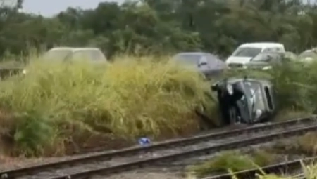 UŽAS! VOZAČ SLETEO SA PANČEVAČKOG MOSTA Automobil potpuno smrskan na pruzi (VIDEO)