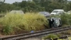 UŽAS! VOZAČ SLETEO SA PANČEVAČKOG MOSTA Automobil potpuno smrskan na pruzi (VIDEO)