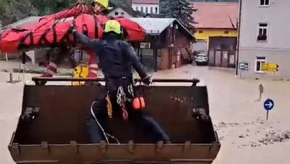 POVREĐENOG ČOVEKA SPASAVALI BAGEROM I HELIKOPTEROM Dramatični prizori iz Slovenije, poplave nosile sve pred sobom