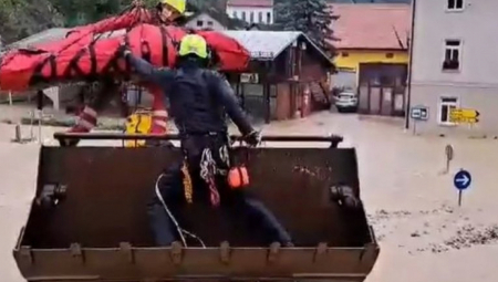 POVREĐENOG ČOVEKA SPASAVALI BAGEROM I HELIKOPTEROM Dramatični prizori iz Slovenije, poplave nosile sve pred sobom