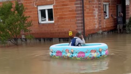 KAD JE NEVOLJA, KOMŠIJA BLIŽI OD BRATA Snimak čoveka u dečjem bazenu osvojio internet, "Bravo Marko"