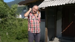 STANKO JE ČESTO GLADAN, JEDE GLISTE, ŽABE I CRVE Navikao je na samoću i hladnoću, penzija mu je mizerija