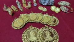 PUTNICA (61) PROBALA DA PROŠVERCUJE ZLATO NA AERODROMU Dragocenosti je krila gde je stigla