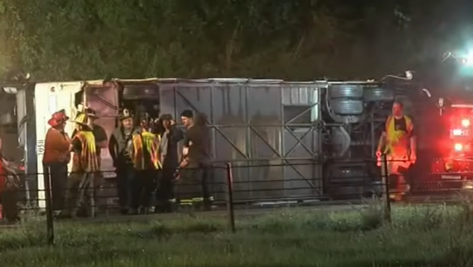 STRAVIČNA NESREĆA Autobus pun ljudi se sudario sa vozilom na autoputu u Pensilvaniji, ima poginulih! (FOTO)