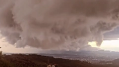 ČUDNA POJAVA NA NEBU IZNAD ČAČKA Snažno nevreme pogodilo i ovaj grad, ulice "plivaju" u vodi (VIDEO)