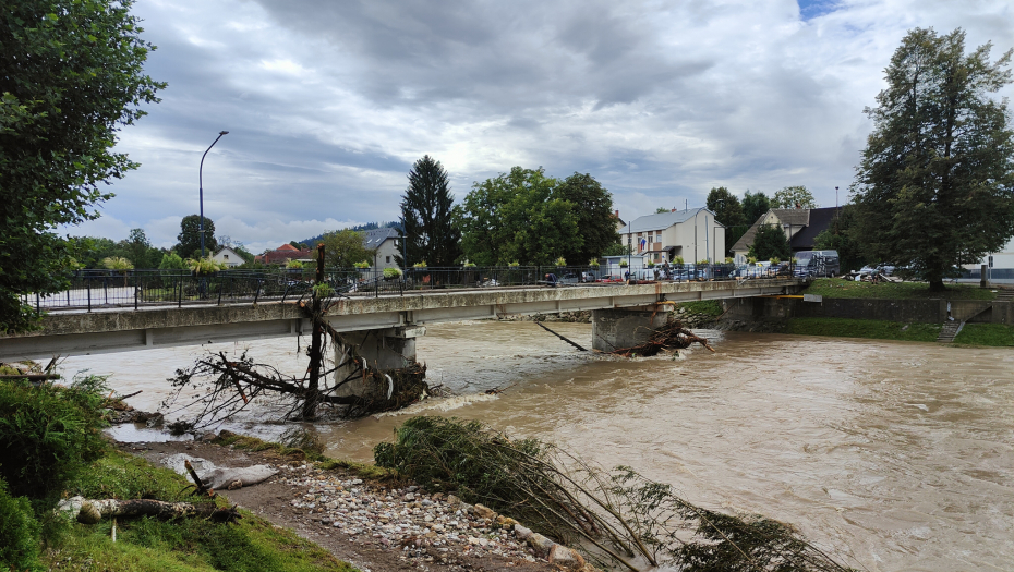 DRAMA U SLOVENIJI Petoro ljudi zarobljeno u pećini, voda nadire