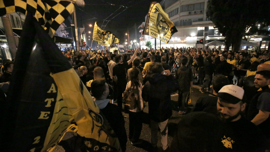 DVOJICA GRKA ZADOBILA JEZIVE POVREDE Hrvatski huligani bakljom zapalili telo navijaču