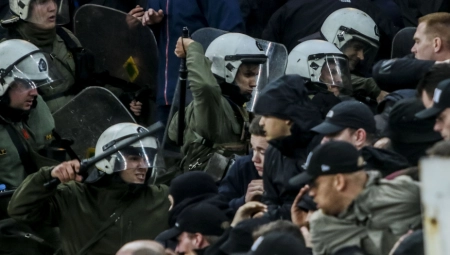 NASTAVLJA SE HOROR U ATINI Ispred kuće ubijenog navijača AEK-a napadnute i pretučene TV ekipe