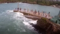 STRAVIČNO Ogroman talas odneo devojčicu u more! Igra se pretvorila u horor (VIDEO)