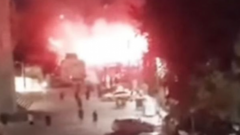 KAO U HOROR FILMU Isplivao jezivi snimak tuče u Atini: "Bed Blu Bojsi" se naoružali do zuba, pa zapevali: "Mi smo purgeri" (VIDEO)