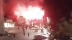 KAO U HOROR FILMU Isplivao jezivi snimak tuče u Atini: "Bed Blu Bojsi" se naoružali do zuba, pa zapevali: "Mi smo purgeri" (VIDEO)