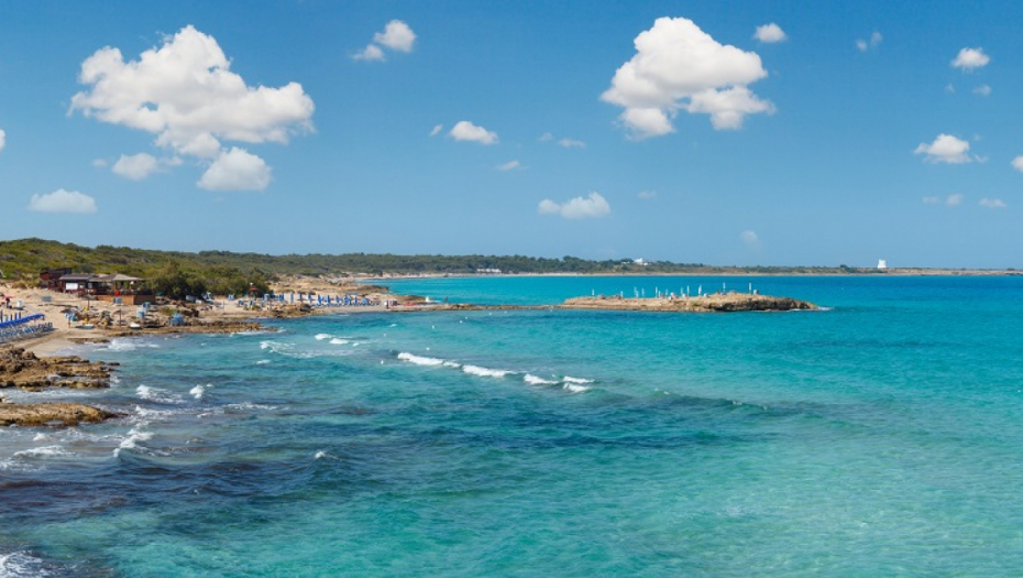 DA LI BISTE DALI 500 EVRA ZA DAN NA OVOJ PLAŽI? Cene su im paprene, turisti oterani! Suncobran i dve ležaljke do 50 evra, a hrana...