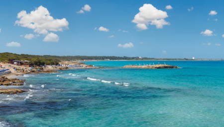 DA LI BISTE DALI 500 EVRA ZA DAN NA OVOJ PLAŽI? Cene su im paprene, turisti oterani! Suncobran i dve ležaljke do 50 evra, a hrana...