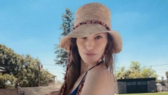 U DVORIŠTU BAZEN I DŽAKUZI Zavirite u raskošnu vilu poznatog para, sve pršti od luksuza!