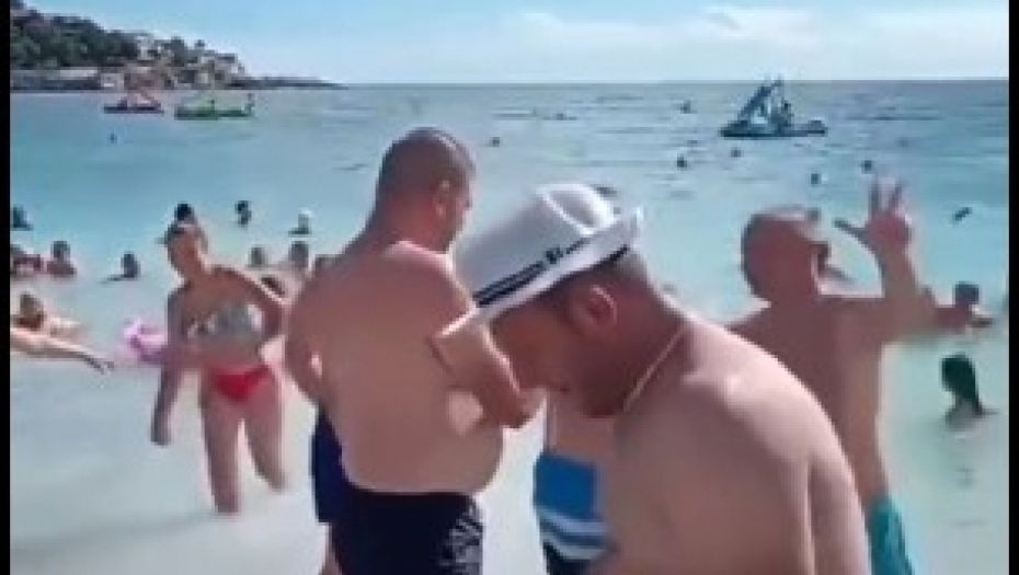 BOŽE SAČUVAJ I SAKLONI Snimak Srba na crnogorskoj plaži izazvao burne reakcije, zbog pesme dobili brojne uvrede