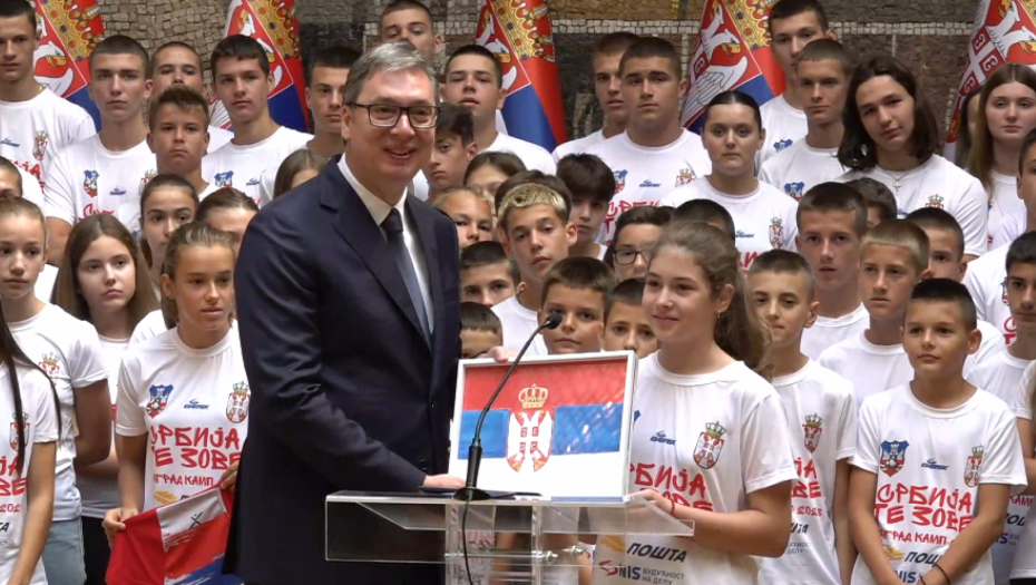 OVO JE NAJLEPŠI POKLON NA SVETU Vučića oduševila deca iz Obrovca