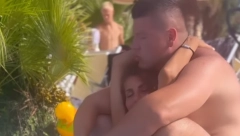 RAZMENJUJU NEŽNOSTI NAOČIGLED SVIH Snimljen intimni trenutak Jelene i Slobe, evo šta Radanovićeva supruga radi (FOTO)