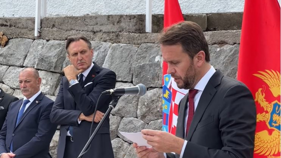 Ministar smenjen pre devet meseci, naredba ostala, ploču u Morinju niko ne sme da ukloni!