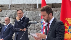 Ministar smenjen pre devet meseci, naredba ostala, ploču u Morinju niko ne sme da ukloni!