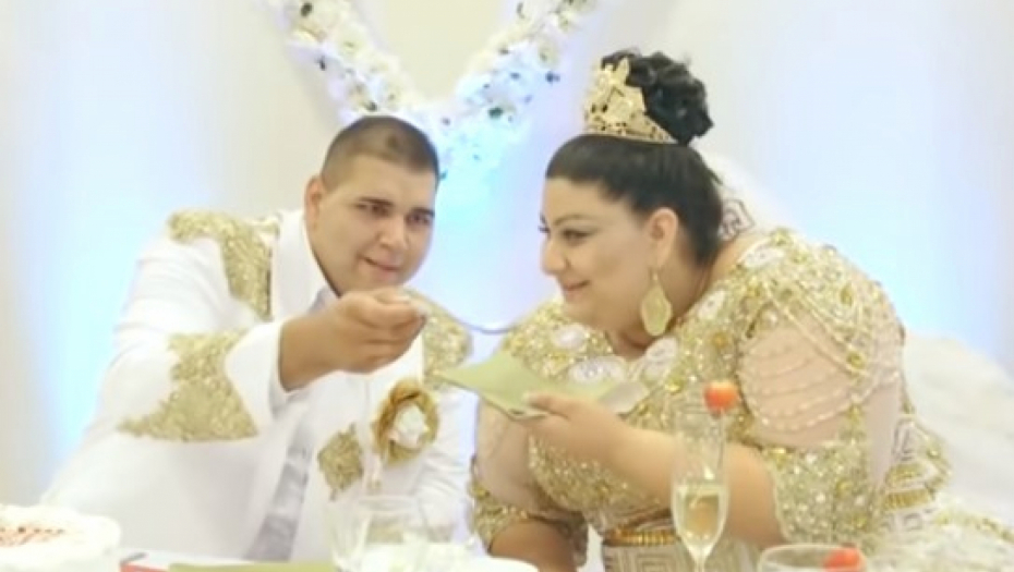 SVE ŠLJAŠTI OD ZLATA, PARE PADAJU KAO KIŠA  Ovakvu svadbu niko neće ponoviti, mladu "obukli" u evre
