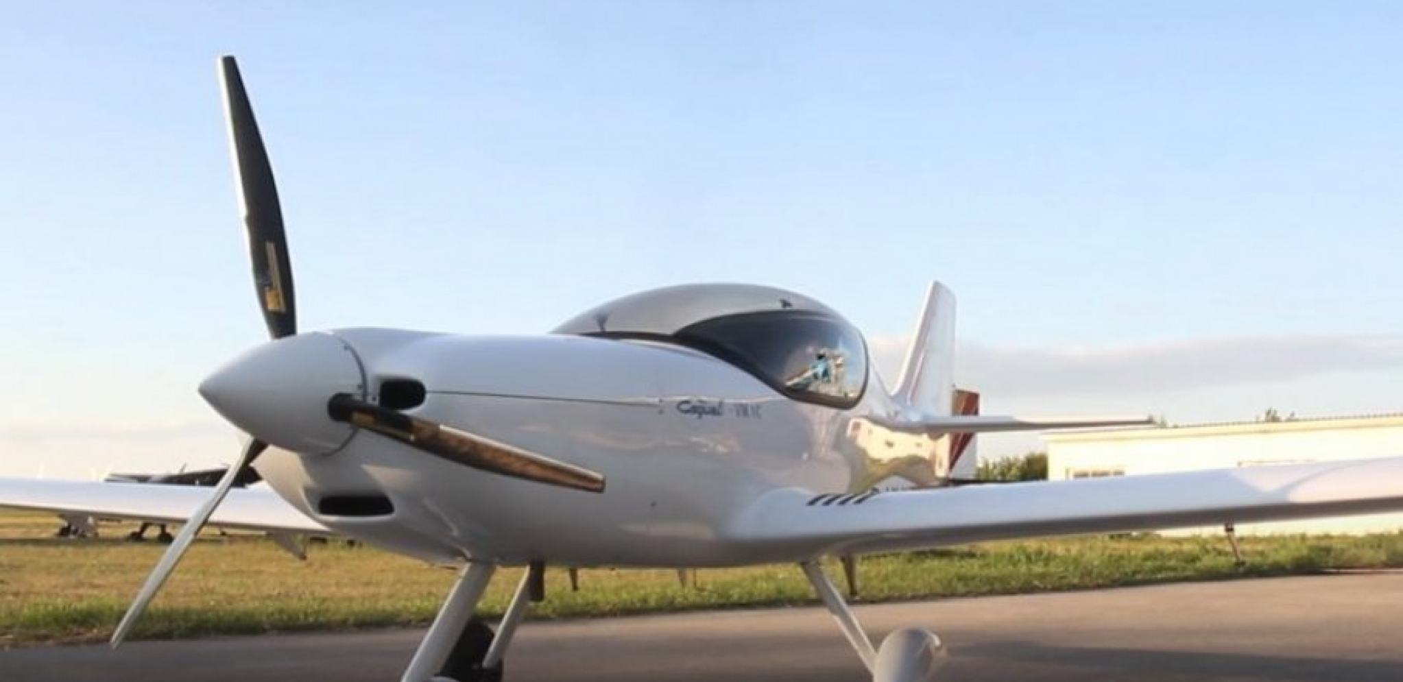 "JAVIO JE DA MU NE RADE KOMANDE" Pilot poslao dramatičnu poruku, potom se avion srušio i zapalio