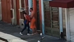 LJUBAVNICA BEŽI U TANGAMA, POLUNAG MUŽ SMIRUJE RAZJARENU ŽENU Ovakve akcione scene na javnom mestu ne možete pronaći čak ni u Nemogućoj misiji
