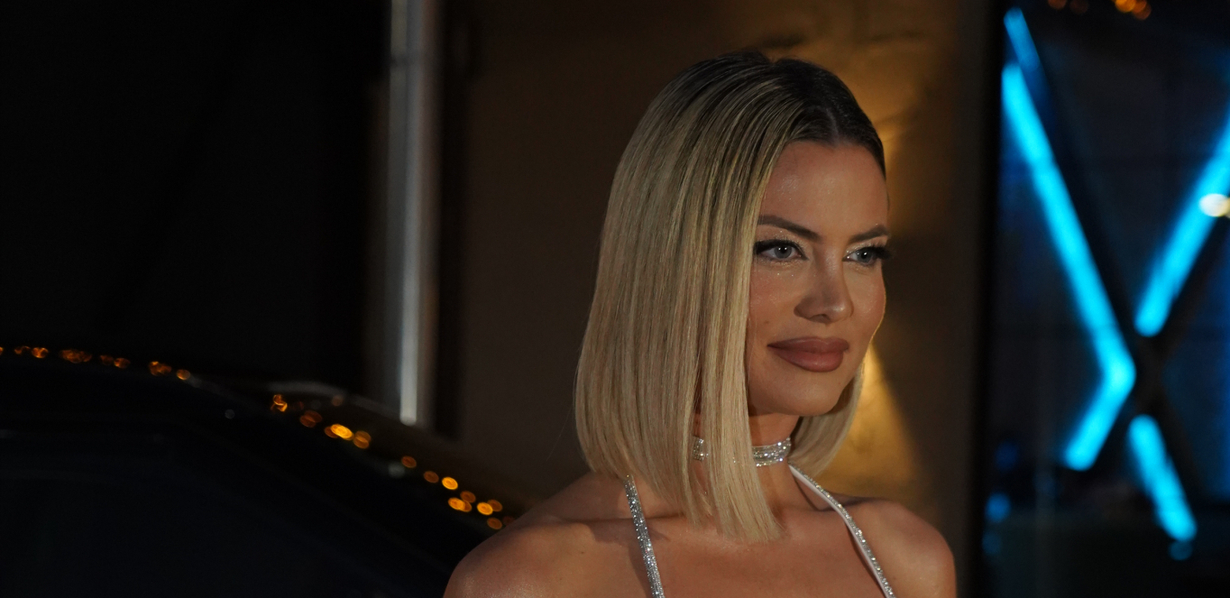 GLAMUROZNO SLAVLJE MILICE PAVLOVIĆ Pevačica se pojavila kao princeza u belom, a onda poručila "Maćeha i ja volimo da popijemo"