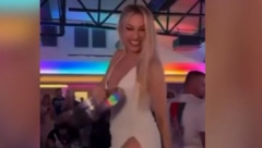 UDARA AJNCEROM PO ZADNJICI Rada Manojlović napravila haos na slavlju, nismo je videli ovakvu do sada! (VIDEO)
