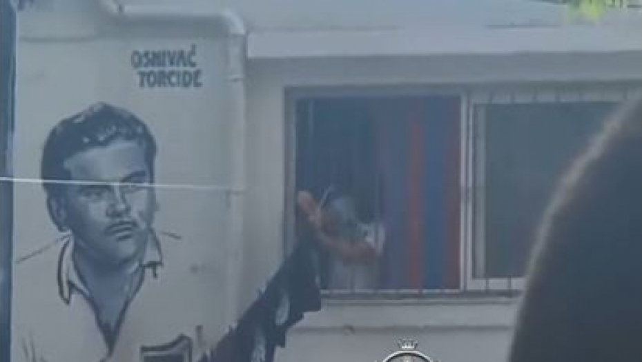 "TORCIDA" DOLILA ULJE NA VATRU: Pred revanš meč u Solunu raširili obeležja Partizana i PAOK-a (VIDEO)