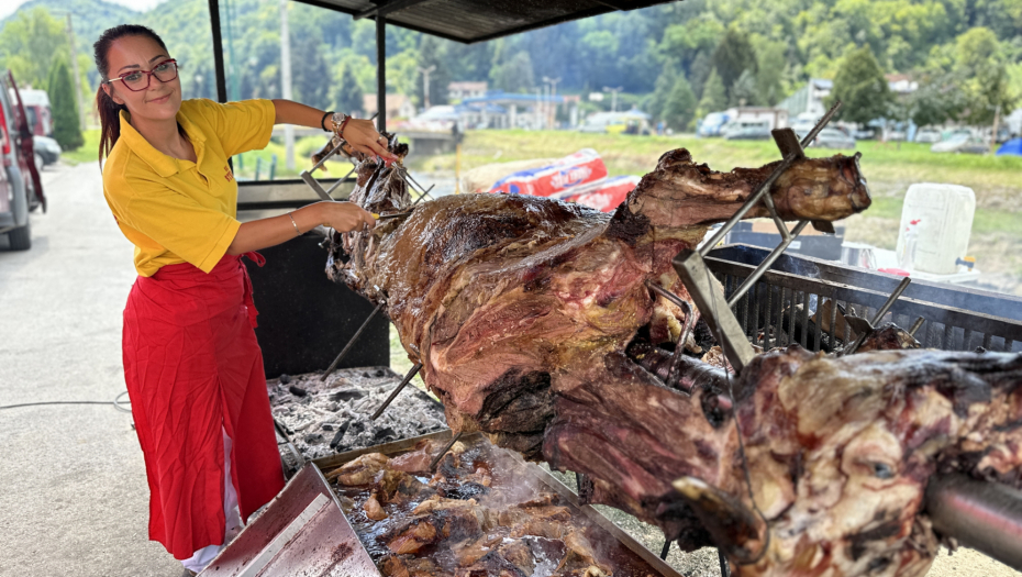 VOLA OD 600 KILA OBRĆE SAMA Sanja je jedina žena u Srbiji koja peče bika na ražnju (FOTO)