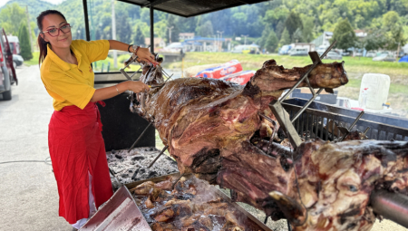 VOLA OD 600 KILA OBRĆE SAMA Sanja je jedina žena u Srbiji koja peče bika na ražnju (FOTO)