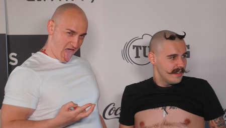 STRAVIČNO! Desingerica vezao ženu lancima, a onda je naterao da kleči ispred njega na povocu! (FOTO)