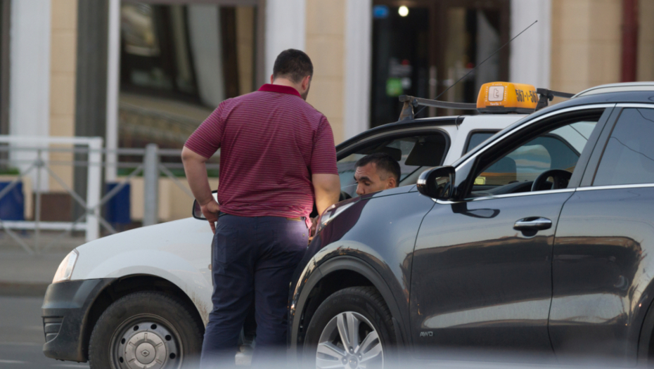 TRAŽIO 100 EVRA ZA VOŽNJU OD 6 KILOMETARA Turisti prekipelo, taksista blokirao rampu
