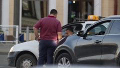 TRAŽIO 100 EVRA ZA VOŽNJU OD 6 KILOMETARA Turisti prekipelo, taksista blokirao rampu